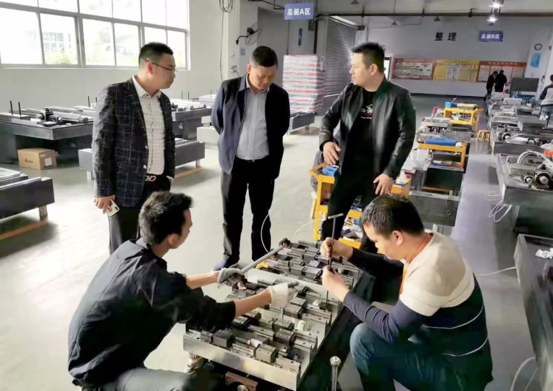 座谈会上,黄镇萍向许立峰详细介绍了萍乡经开区区位优势以及招商安商