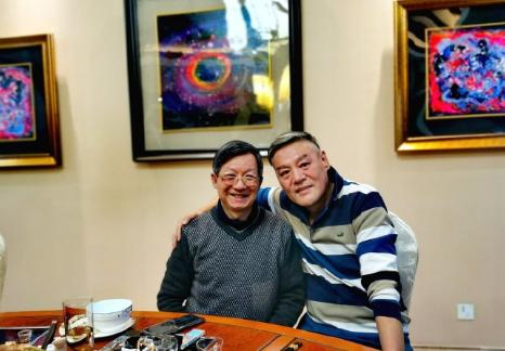 最近一张63岁的巍子的照片,他的白发和鱼尾纹太显眼了,他和前妻离婚并