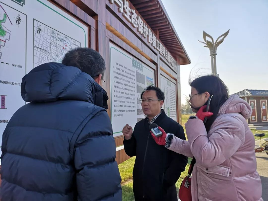 沧州大运河建设发展有限公司总经理李效顺向记者介绍沧州市区大运河的