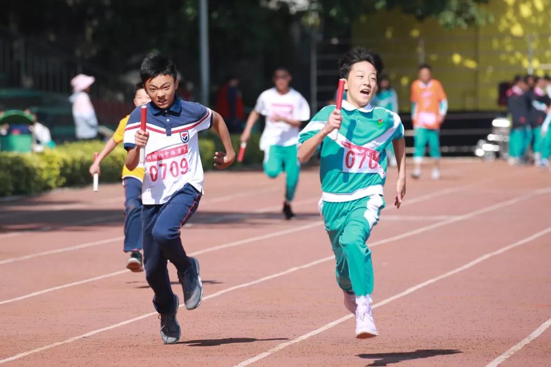 女子组:810班 赖怡君 811班 吴雨桐 802班 潘愉 4x100前三名 六年级