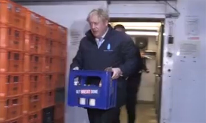 花式拉票！英首相给居民送奶一路摆拍 女主人：根本不想他来敲门