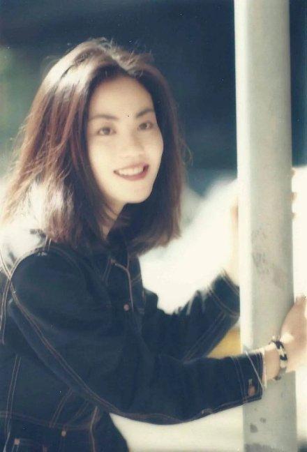 原创王菲13岁女儿李嫣近照,黑发红唇显成熟,兔唇不见越来越像李亚鹏