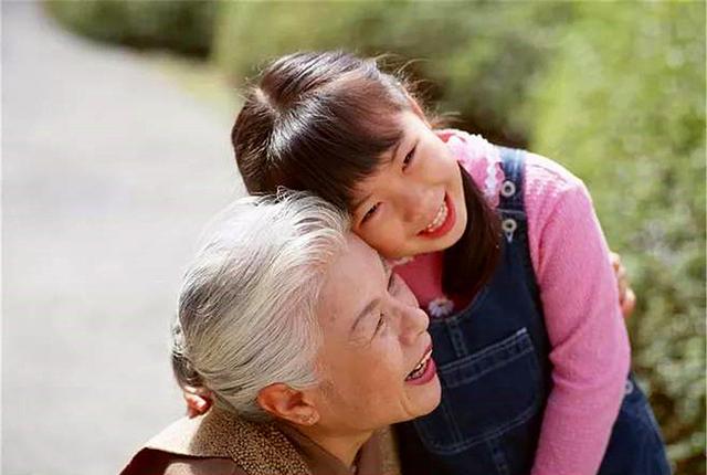 超年轻奶奶火了,抱着孩子被误认为是母子,宝妈笑哭:这是我婆婆