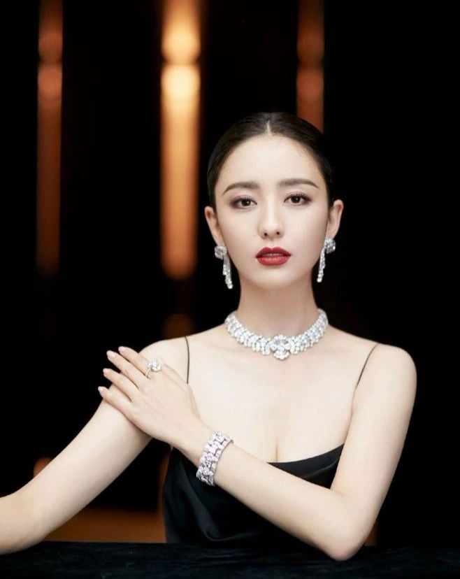 怯懦小透明女星跃居人间顶流,金主爸爸盛宠不