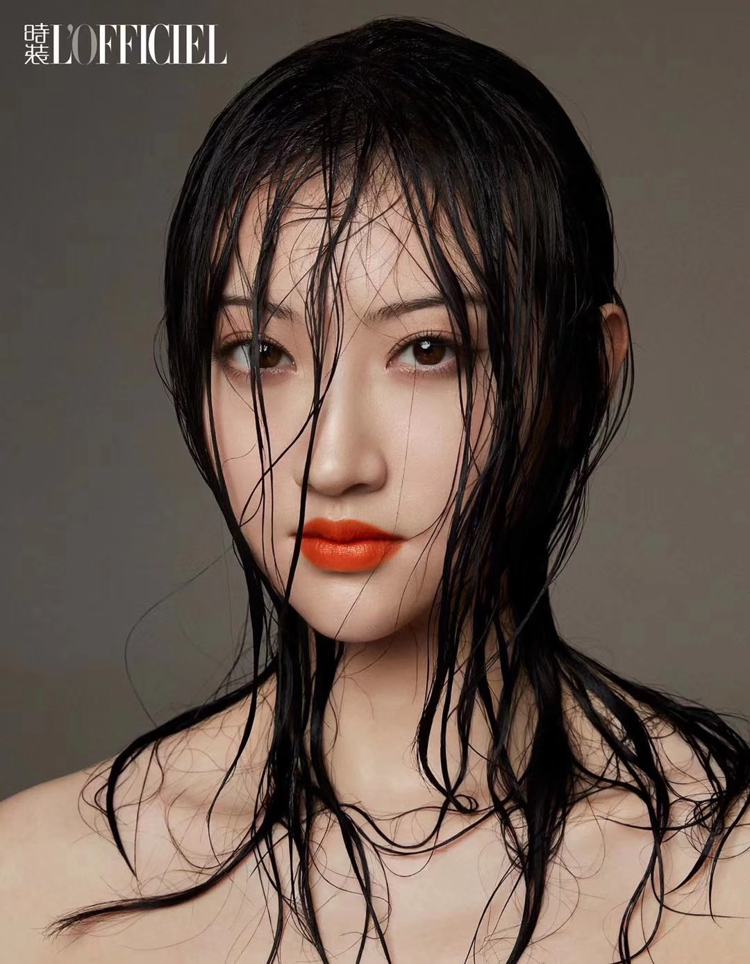 景甜登上2020开年封面,造型性感十足!