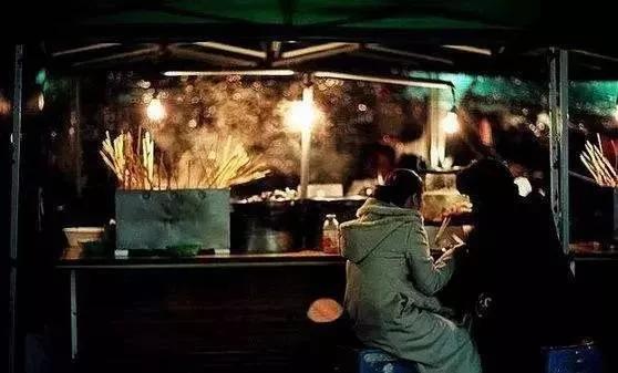 金小贝：没有在深夜大吃过的人，不足以谈人生