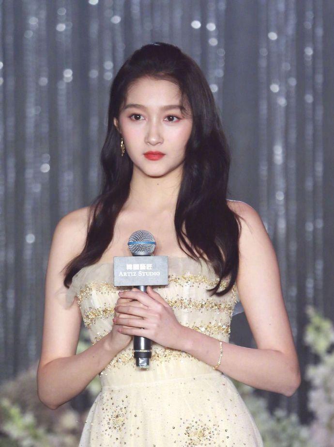 原创关晓彤鹅黄色抹胸纱裙,仙女范十足