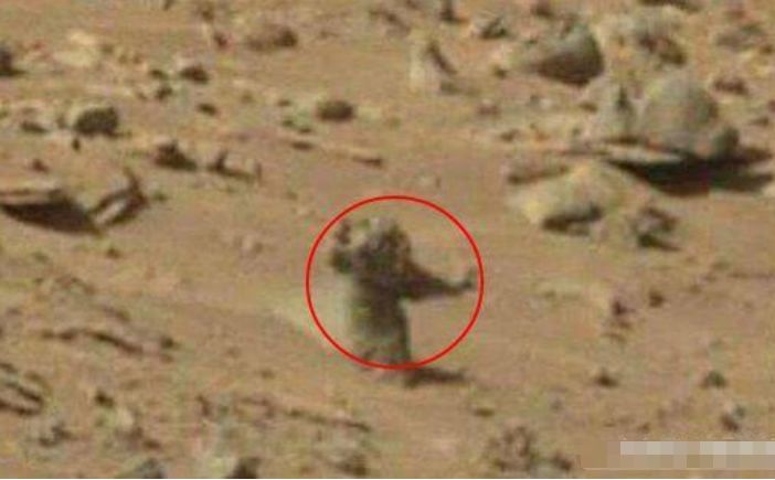 发现火星上疑似"外星人",一路狂奔面部怪异,专家:请保持冷静