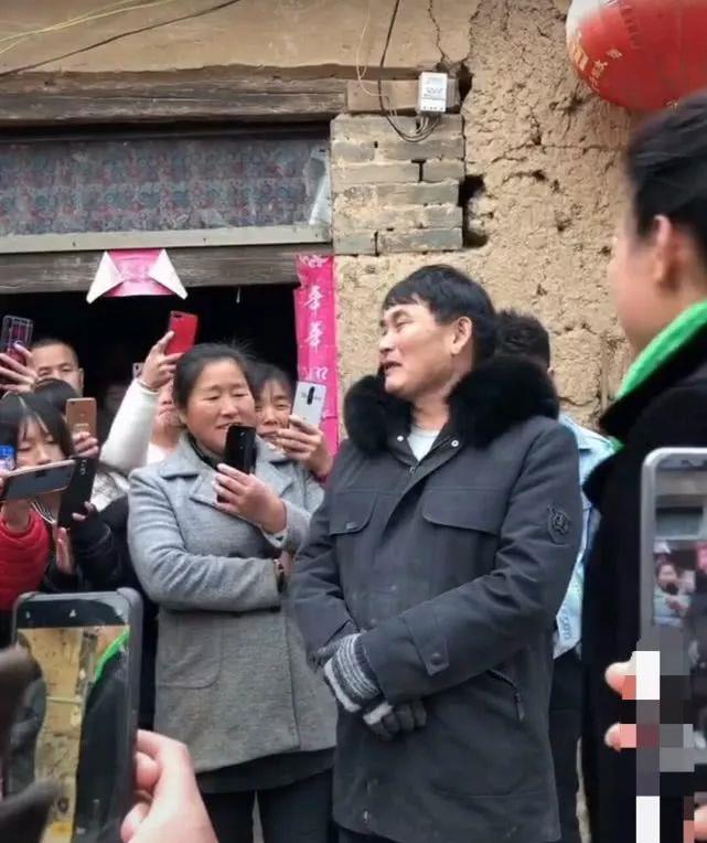 原创大衣哥听女粉丝唱豫剧离得近网友大衣嫂立在跟前吃错眼神亮