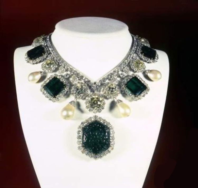 伊朗第一位被加冕的皇后，坐拥60克拉粉钻、数顶王冠，中年却靠变卖珠宝为生