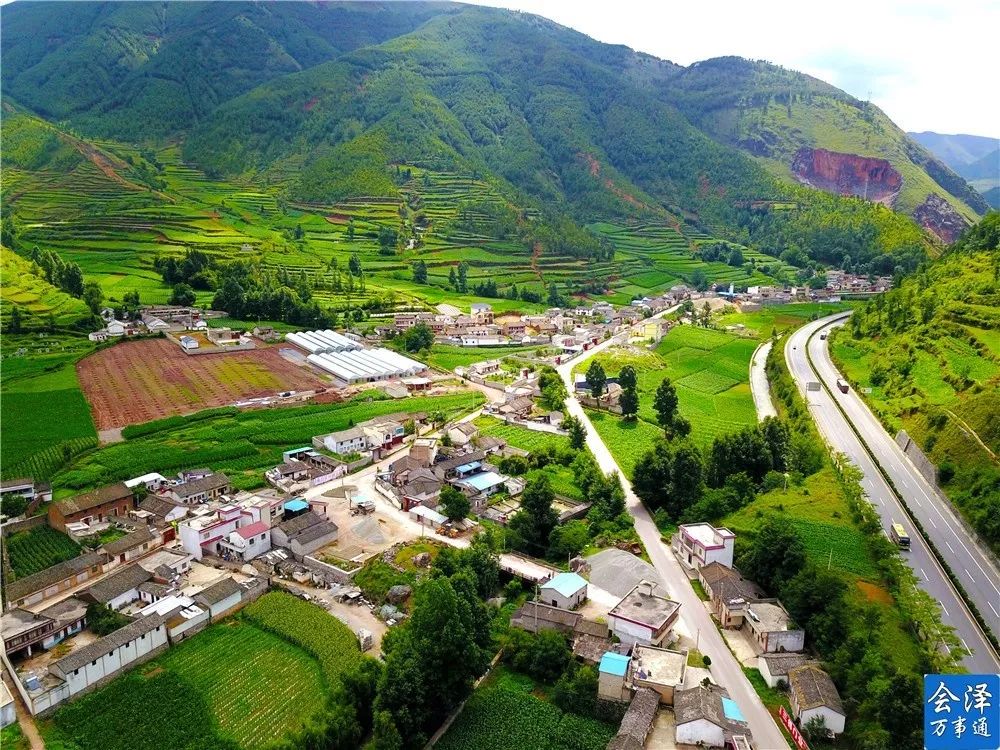 会泽县鹧鸡村,地处待补镇北边,距 镇政府所在地10公里,到镇道路为