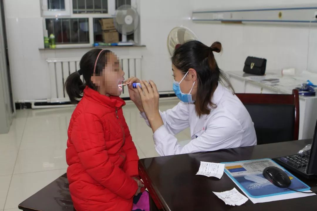 医生正在为患感冒的孩子检查身体。记者了解到,在候诊的孩子中15岁以下