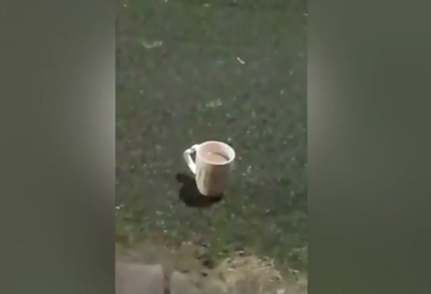 梦中异象，解析梦见上厕所并用杯子装起尿尿的深层含义