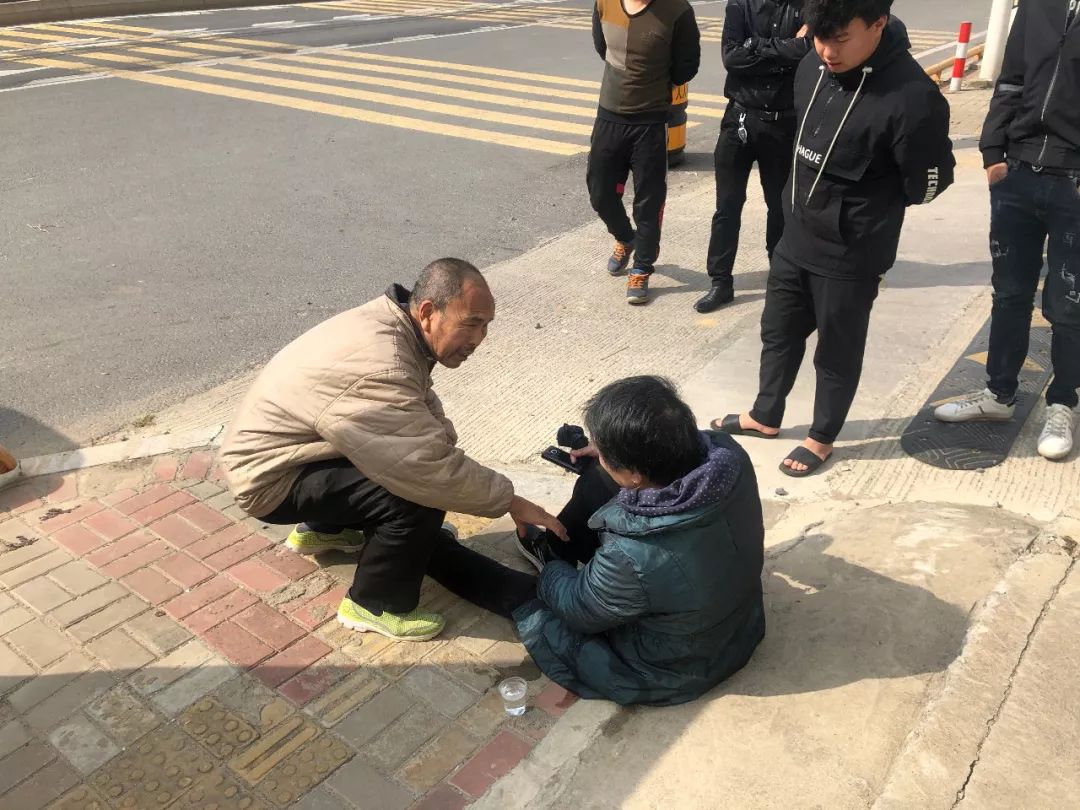 高山镇一位依姆街头摔倒小伙果断扶起老人在街头摔倒你扶还是不扶