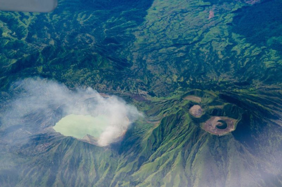 精选一组罕见的趣图;火山蓝色岩浆流出地面,宛如地狱之火_卡瓦伊