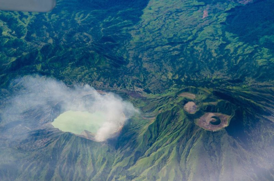 精选一组罕见的趣图火山蓝色岩浆流出地面宛如地狱之火