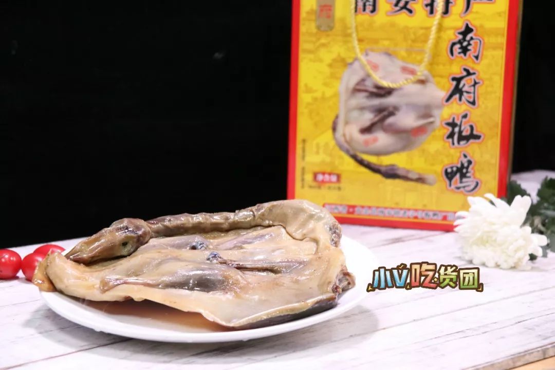 "秋风起,食腊味",广东人对腊味是再熟悉不过的了,一碗香喷喷的腊味饭