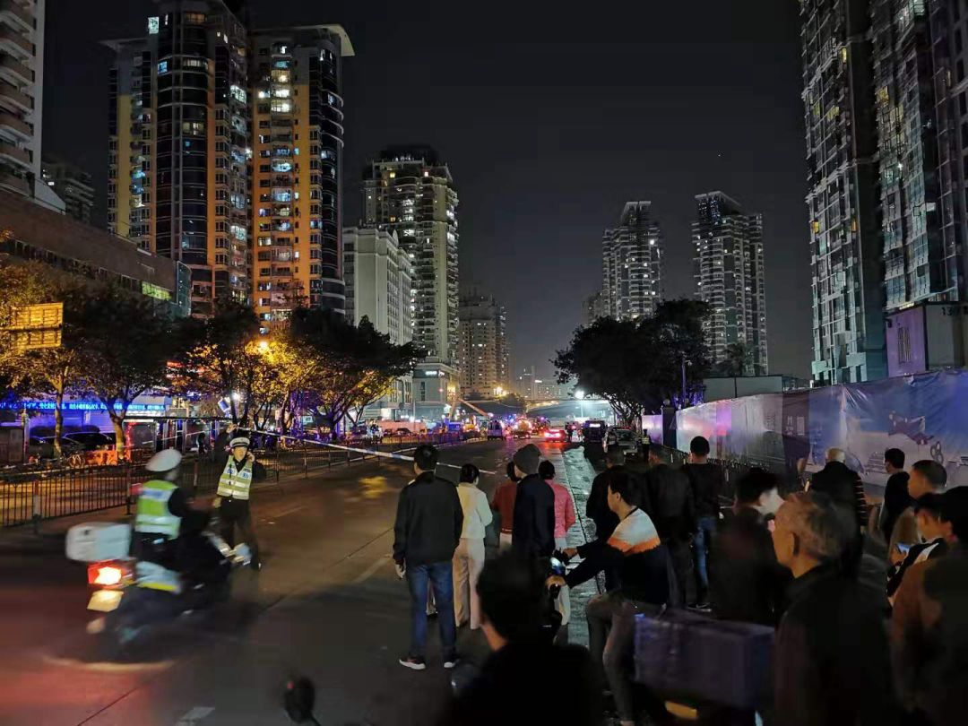 地铁塌陷!两车跌入,地铁站进水.目击者:像地震一样!