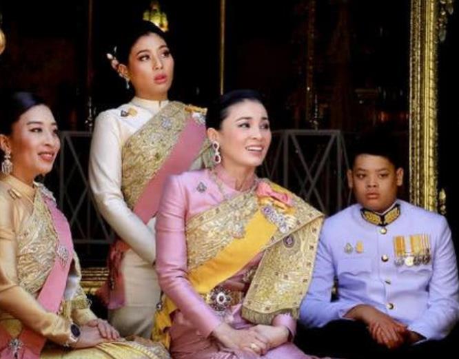 泰国国王王后苏提达年轻的时候 5682a280ad2e4b4c87fd098068b7639b.jpeg