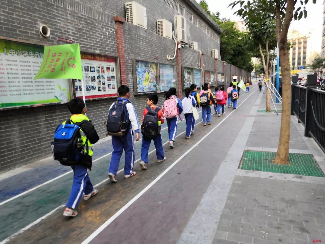 共建儿童友好|福海"步行巴士"再添新成员,这个学校的学生上学有"专人