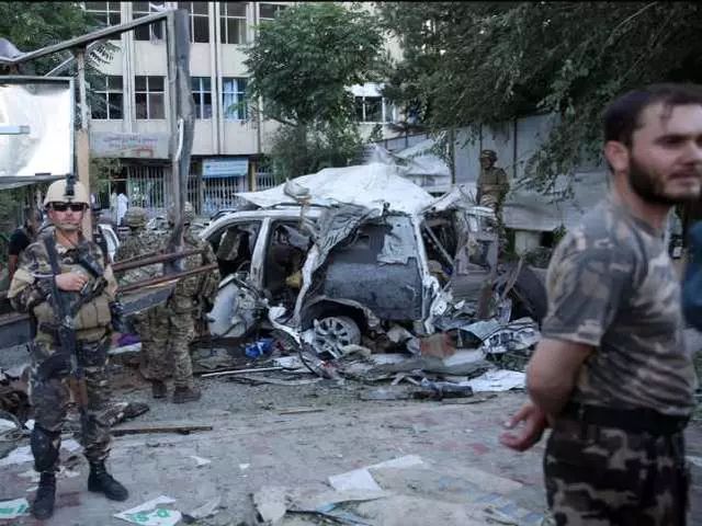 塔利班直接闯入美军基地,自爆卡车开路清障,安检哨所被彻底炸平