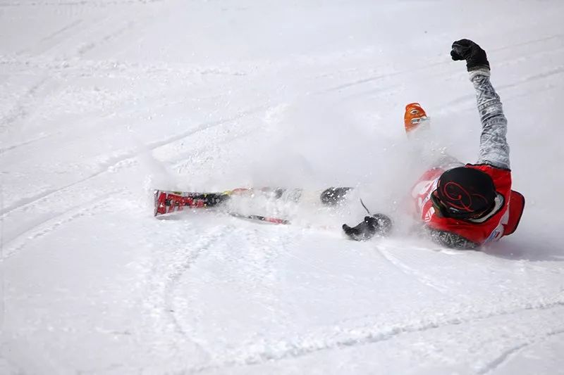 谈球吧体育冬季滑雪这些安全知识要记牢(图3)