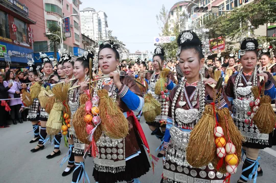 节日集会200多个,如:黔东南州州庆,苗族苗年节,侗族大歌节,台江姊妹节