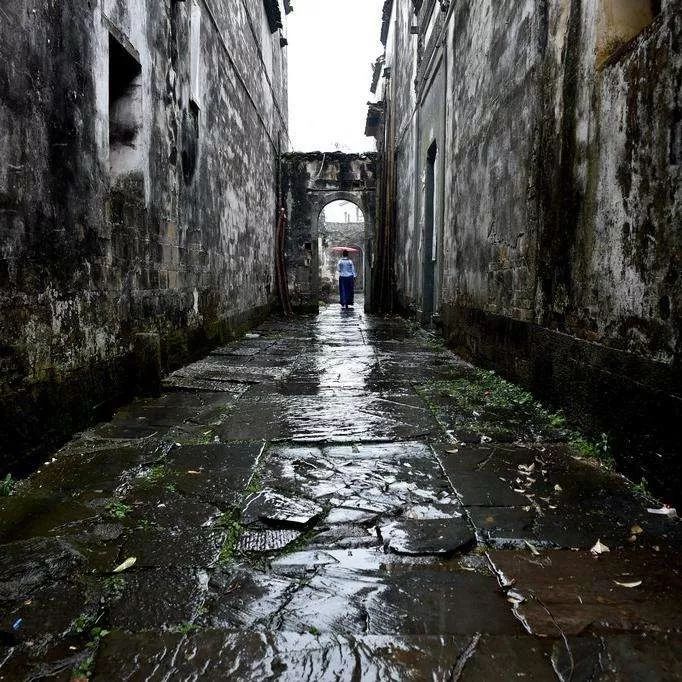 请您欣赏‖戴望舒:《雨巷》(含名家朗诵)