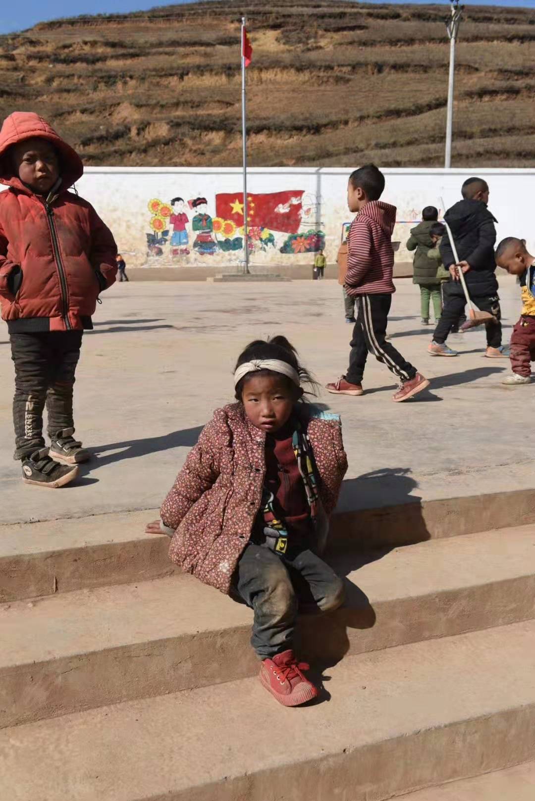 贫困山区孩子夏令营大凉山瓦吾小学支教老师胡秋根