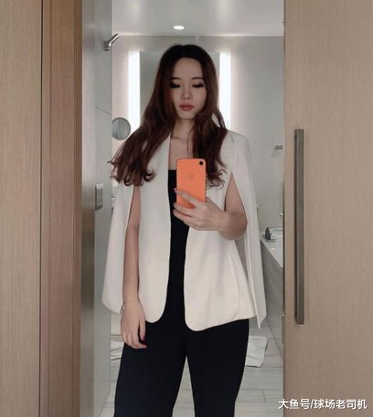 烤肉姐低胸装采访安东尼!利拉德忍不住了,背后