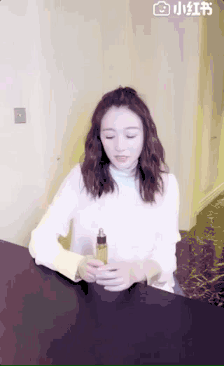 的细微损伤 质地轻薄,瞬透吸收,只留一层无形的保护膜 滋宠每一寸肌肤