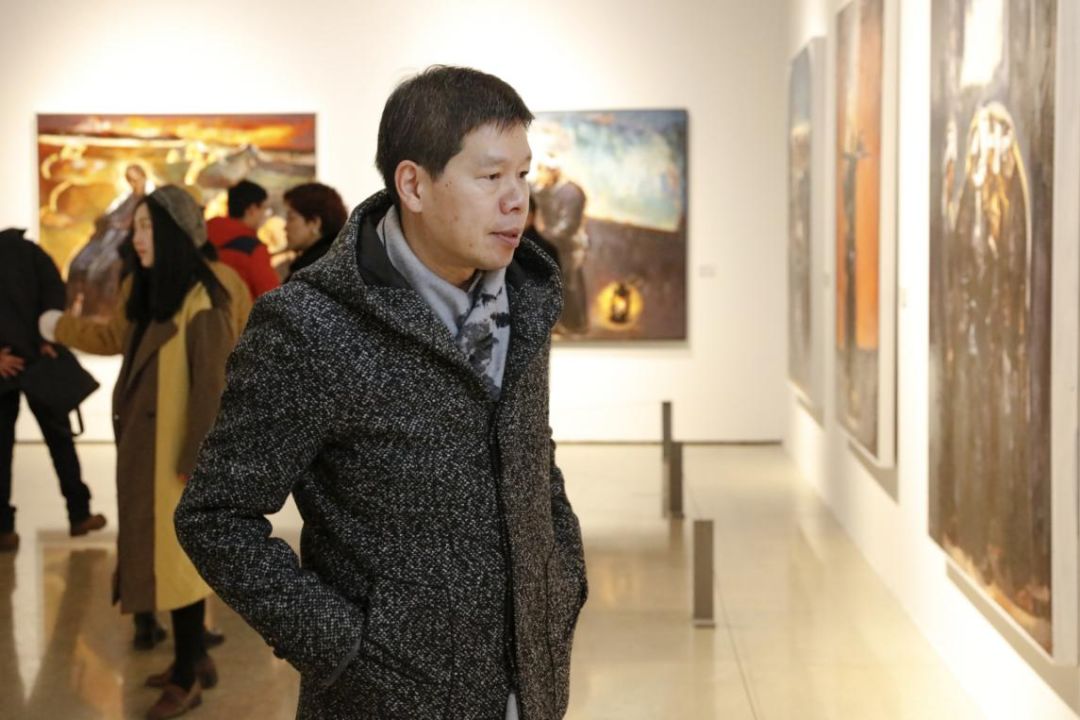 中央美术学院教授秦秀杰先生在展览现场中国油画学会副主席,中国国家