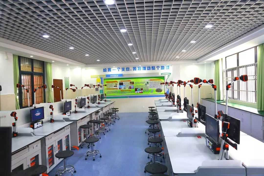 学校建设恢宏大气,拥有国内最先进的教育教学设施.