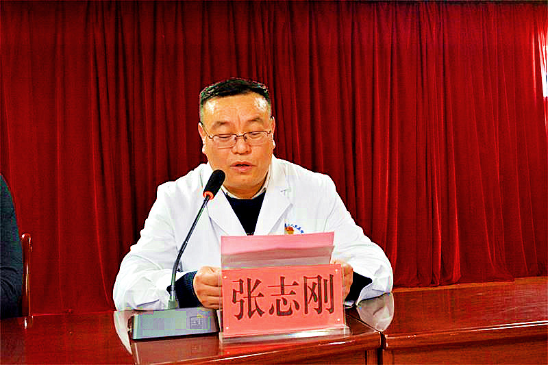 平罗县人民医院创伤骨科主任张志刚主持会议.