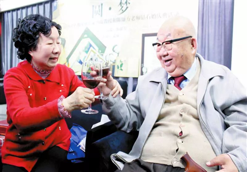 97岁的院士,给妻子写了65年情诗,原来,真的有一辈子的浪漫