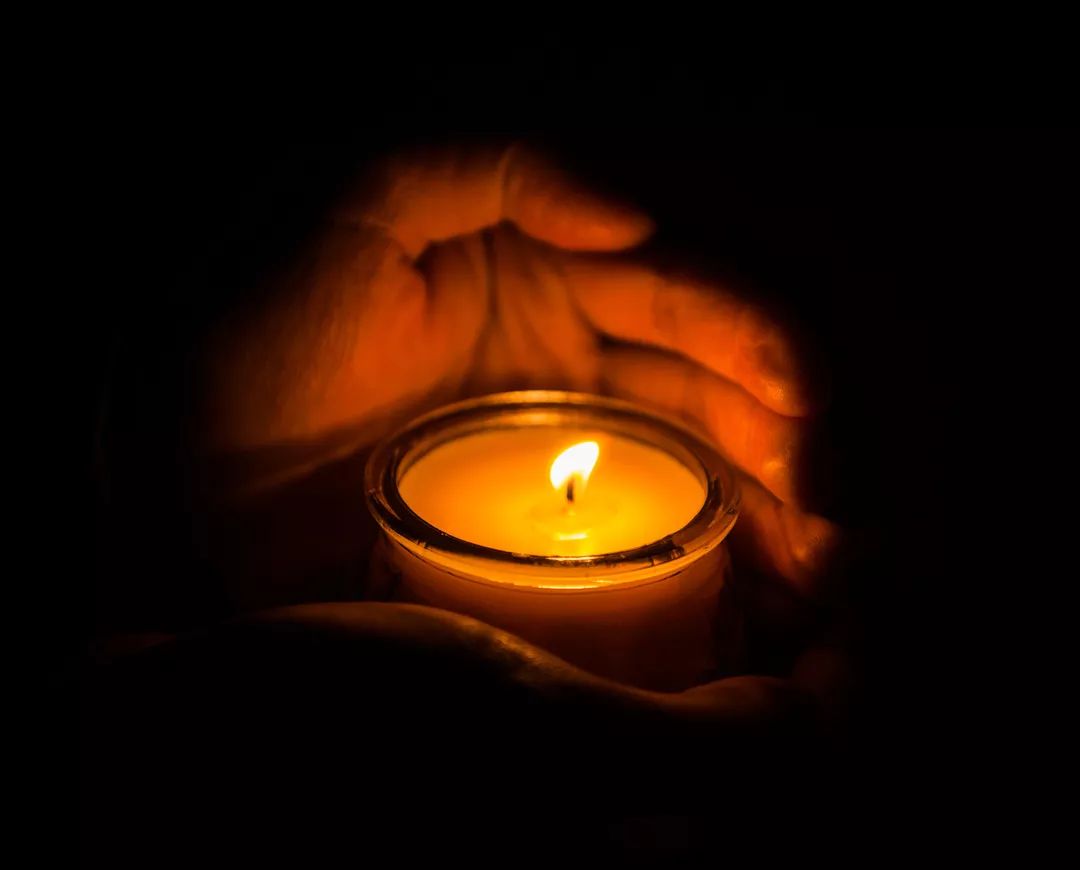 在场师生手捧蜡烛,哀悼遇难同胞.