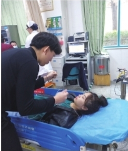 韩国留学生昏倒在江汉路 95后护士心肺复苏将她救醒