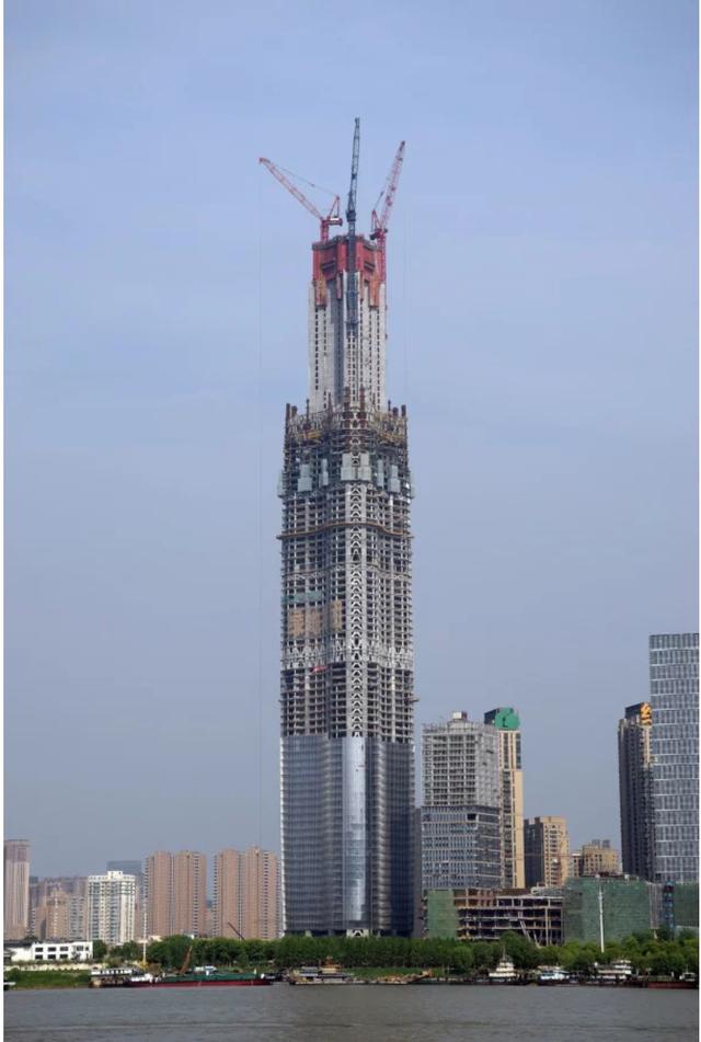 号称"中国第一高楼"的"武汉之巅",成了烂尾楼
