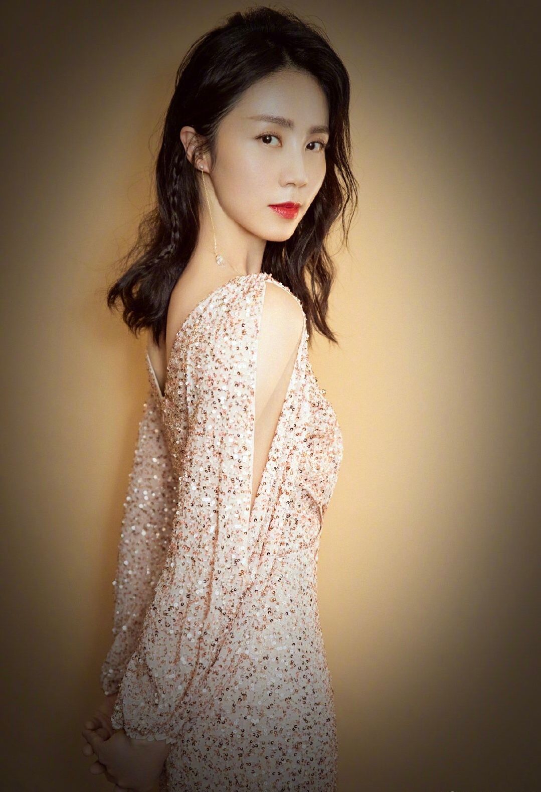 孙莉深夜晒与黄磊同框照引关注:被婚姻宠幸的