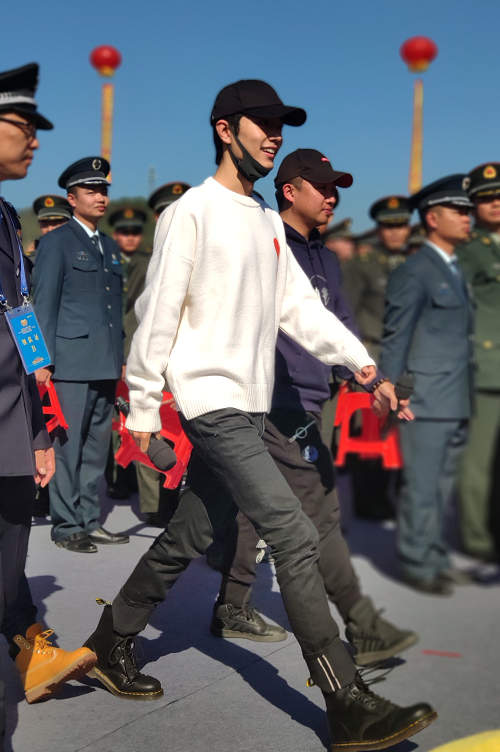原创肖战受邀参加央视活动素颜状态下被路人怼脸拍这颜值还是男神