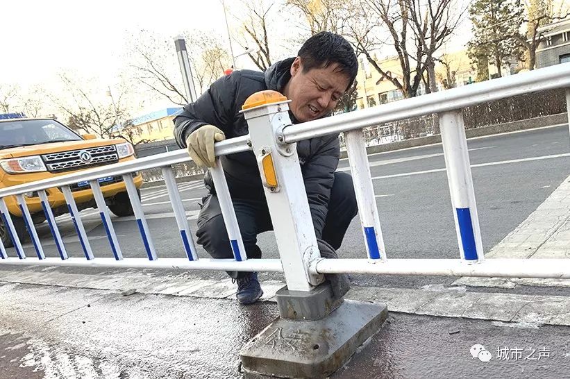 市政管理处副主任任秀军边擦护栏边说"保持城市基础设施的干净整洁