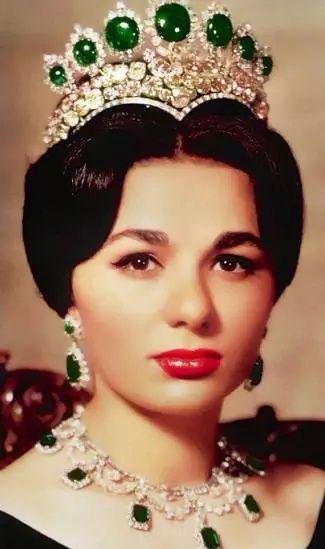 伊朗第一位被加冕的皇后，坐拥60克拉粉钻、数顶王冠，中年却靠变卖珠宝为生