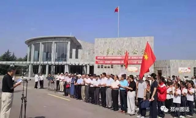 。“小萝卜头纪念馆”七个鎏金大字在冬阳的映照下光彩夺目、熠熠生辉。纪念馆是整个纪念园的主体建筑，外围还有红梅广场、门前小广场、一门三