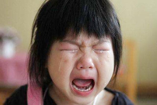 受了委屈的孩子哭得像个泪人一样,能憋回去?