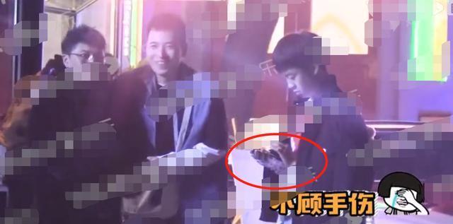 张九龄街头拥吻被拍手打石膏也忍不住亲热感情可能已经很深