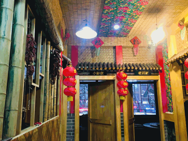 东北特色大花布砖墙,土坑,大铁锅光想想就觉得食指大动