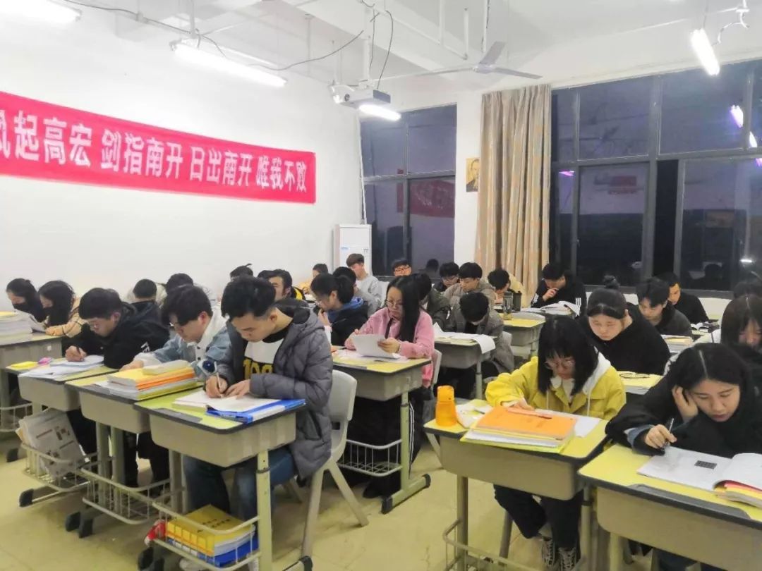 艺考文补免费体验课 ‖ 还送电影票及98元艺术类报考指南哦~_高宏