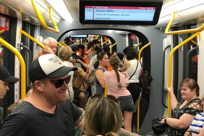 悉尼轻轨开通首日遭遇尴尬列车不挪窝司机闯红灯