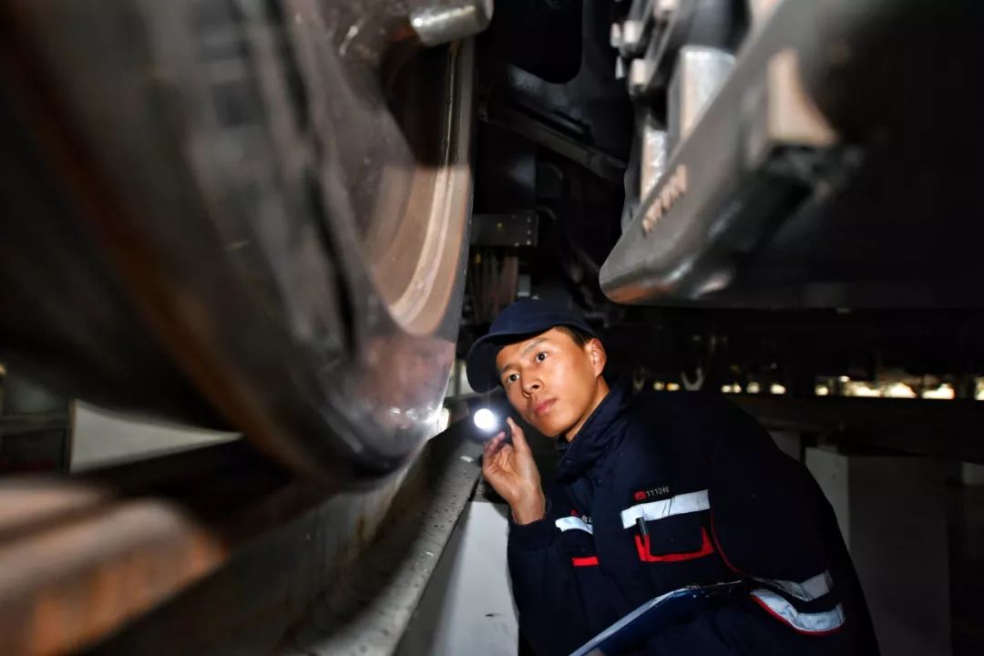 90后车辆检修质检员高海峰正检测电客车