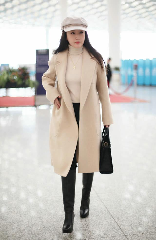 杨钰莹这么大年纪很美了，穿大衣装纯嫩，搭高龄毛衣很气质！_衣服